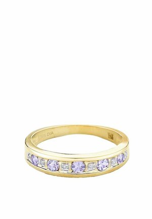 Kuldne sõrmus vahelduvate lavendlililla ja selgete gemmondega, millel on sile, poleeritud pind ja kindel disain.