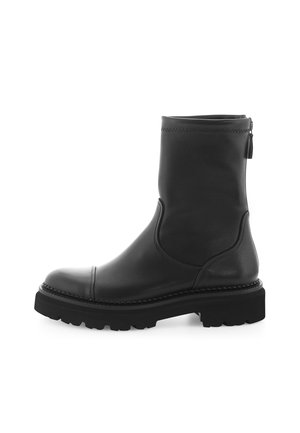Bottine en cuir noir avec bout rond, fermeture éclaire sur le côté, couture texturée et une semelle en caoutchouc épaisse avec motif de crampons.