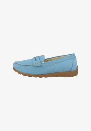 Lichtblauwe loafers van zacht suede, met een naaddetail en een gestructureerde bruine rubberen zool. Klassiek instapontwerp.