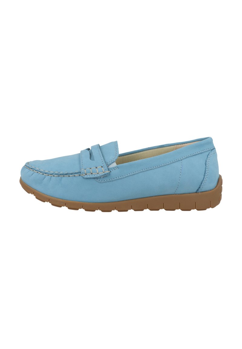 Vaaleansiniset mokka loaferit, joissa on sauma-yksityiskohta ja teksturoitu ruskea kumipohja. Klassinen liukuva muotoilu.