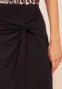 Friends Like These SARONG MIDI - sukňa v tvare A - black