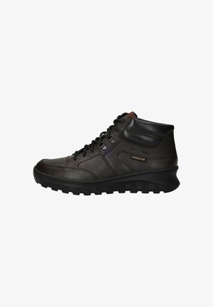 Bruine leren enkellaarsjes hebben een gestructureerd oppervlak, zwarte accenten, een gevoerde kraag en een robuuste rubberen zool met een opvallend profiel.