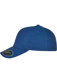 Kék baseball sapka ívelt karimával, textúrált anyagból készült. Szellőzőlyukakkal, logós matricával a karimán, és sima felülettel rendelkezik.