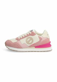 Baskets de sport rose clair et crème avec des matériaux en daim et en mesh, présentant une semelle en caoutchouc, un détail de logo et un talon accent rose.