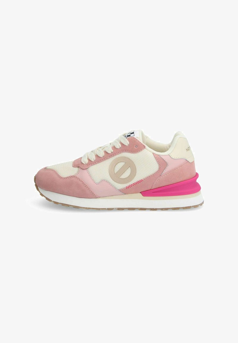 Baskets de sport rose clair et crème avec des matériaux en daim et en mesh, présentant une semelle en caoutchouc, un détail de logo et un talon accent rose.