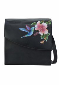 Zwarte lederen tas met klepontwerp. Versierd met een kleurrijke kolibrie, roze hibiscusbloem en groene bladeren.