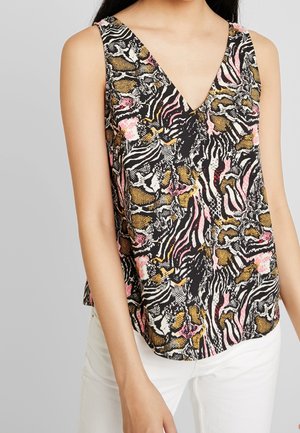 Mouwloos zwart topje met een V-hals, abstract dierenprint in roze, geel en wit, met een losse pasvorm en zijslits.
