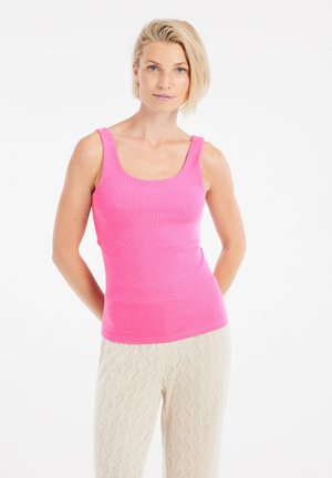 Slimmet bomulds tanktop i strålende pink med rund udskæring og tykke stropper. Bæret med lyse, teksturerede bukser i diamantmønster.