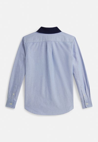 Šviesiai mėlyna ilgomis rankovėmis marškiniai su tamsiai mėlynu apykakle, užsegamomis rankogaliais ir centrinė nugaroje siūle, rodomi iš nugaros ant balto fono.