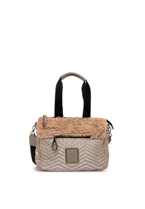 Bolso beige acolchado con ribete de piel sintética marrón claro, asas negras, bolsillo delantero con cremallera y correa de hombro desmontable sobre fondo blanco.