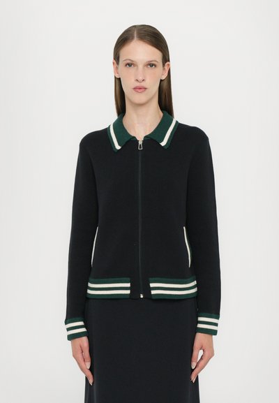 Navy zip-up cardigan met groen en witte gestreepte gebreide kraag en boorden, met een geribbelde zoom en zijzakken.