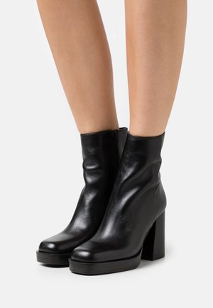 Ankelboots med høye hæler - black