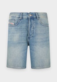 Shorts en denim bleu clair à coupe droite, cinq poches et fermeture à bouton. Couture visible et légère décoloration sur l'ensemble.