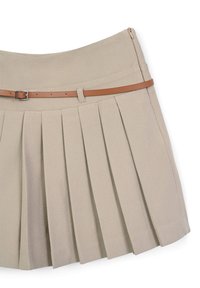 Beige Faltenrock mit einem schlanken braunen Gürtel und seitlichem Reißverschluss, auf einem weißen Hintergrund präsentiert.