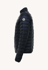 Schwarze gesteppten Daunenjacke mit hohem Kragen und gebrandetem rundem Aufnäher am oberen linken Ärmel, seitlich gezeigt.