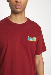 Levi's® RELAXED FIT - T-shirt estampada - poster fired brick