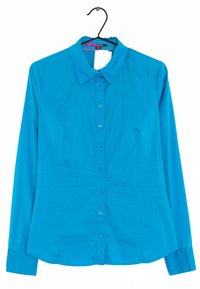 Blaues langärmliges Hemd mit Knopfleiste und Kragen, tailliert, mit Knöpfen auf der Vorderseite, hängt an einem schwarzen Kleiderbügel.