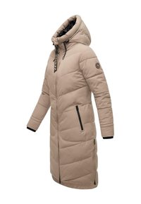 Abrigo de invierno acolchado beige con capucha, que presenta un cierre de cremallera completo, dos bolsillos laterales, acentos en negro y un diseño acolchado texturizado.