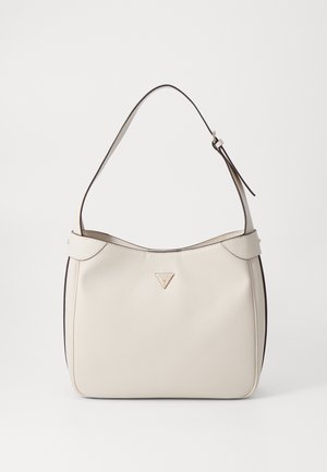 Beige synthetische schoudertas met een gladde textuur, een gebogen bovenkant, bruin leren accenten en een klein metallic logo aan de voorkant.