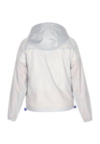 Giacca leggera con cappuccio di colore grigio chiaro, con una texture liscia. Presenta polsini elasticizzati e un accento blu decorativo vicino all'orlo.