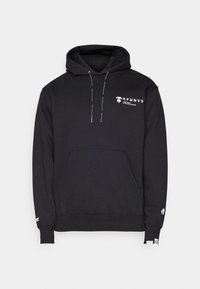 Sweat à capuche noir en coton avec une poche avant, une capuche à cordon ajustable et un logo blanc sur la poitrine et la manche.
