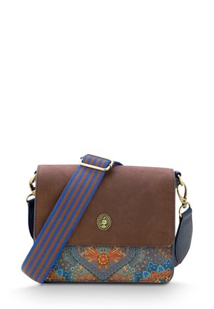 Braune Wildleder-Crossbody-Tasche mit buntem, gemustertem unteren Bereich, blau-orange gestreitem Trageriemen, goldenen Beschlägen und einem runden Logodetail.