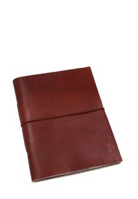 Cahier en cuir marron avec une texture lisse, coins arrondis et une simple fermeture élastique. Présente des surpiqûres contrastées le long des bords.