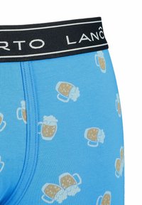 Jasnoniebieskie slipki boxer z czarnym pasem, na którym widnieje nazwa marki, ozdobione małymi, nadrukowanymi wzorami kufli piwa.