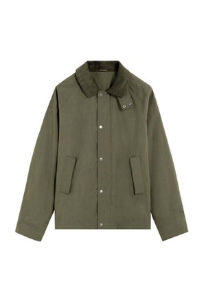 Chaqueta abotonada de color verde oliva con cuello de pana, mangas largas y dos bolsillos delanteros con solapa.