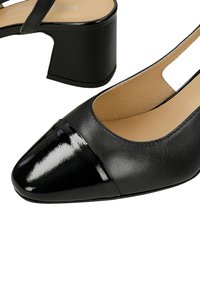 Černé lodičky na podpatku s lesklým špičatým kapesníkem a matným povrchem. Otevřený design se strapcem. Zesílený černý podpatek pro větší stabilitu.