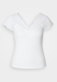 T-shirt blanc avec un décolleté en V profond, présentant des manches courtes en dentelle et une coupe ajustée. Texture douce avec des détails en dentelle le long de l'encolure.