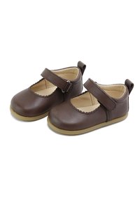 Zapatos Mary Jane de cuero marrón con borde festoneado, correa con cierre de hebilla, plantilla acolchada y suela de goma. Adecuados para niños.