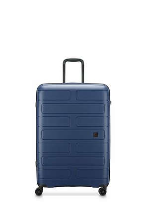 Grande valigia rigida blu navy con motivi rettangolari orizzontali, quattro ruote e manico telescopico nero esteso.