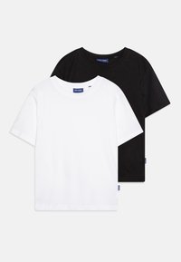 Deux t-shirts à col rond en noir et blanc, en coton, avec des manches courtes et un ourlet droit. Chacun a une petite étiquette logo sur le côté.