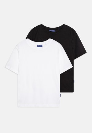 Twee crew neck t-shirts in zwart en wit, gemaakt van katoen, met korte mouwen en een rechte zoom. Elk heeft een klein logo label aan de zijkant.