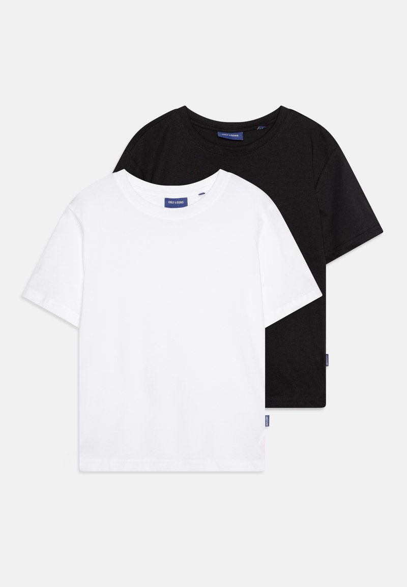 Deux t-shirts à col rond en noir et blanc, en coton, avec des manches courtes et un ourlet droit. Chacun a une petite étiquette logo sur le côté.
