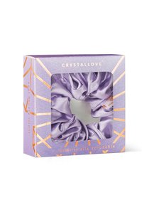 Lawendowy jedwabny scrunchie w przezroczystym pudełku z zakładką w złote geometryczne wzory; miękka tekstura, elastyczny materiał, oznaczony "jedwabnym scrunchie z morwy."