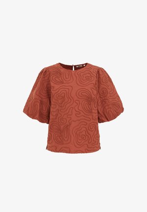 Blouse in roestkleur met opgeblazen korte mouwen en verhoogde abstracte spiraalsteekpatronen, ronde halslijn en knoopsluiting aan de achterkant.