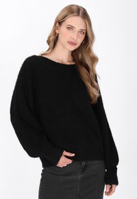 Schwarzer gestrickter Pullover mit weitem Ausschnitt, langen Ärmeln, die an den Handgelenken schmaler werden, weicher Textur und lässiger Passform.