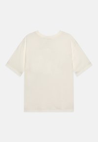 Camiseta de manga corta de color crema, hecha de algodón, con cuello redondo y un diseño limpio y sencillo sin patrones ni gráficos.
