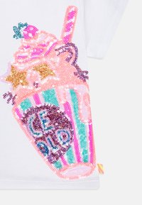 Rožinės ir mėtų spalvos blizgių milkshake puodelio grafika su blizgučiais, ant balto audinio fono esanti užrašas "ICE COLD".