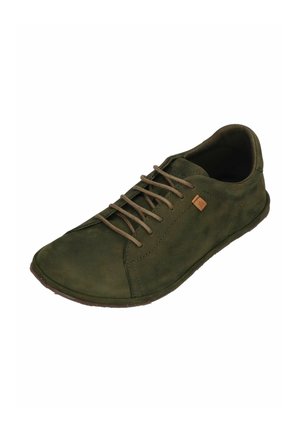 Olivgrüner legerer Schnürschuh mit weicher Wildlederstruktur und brauner Sohle, mit kleinem beigem Logotag an der Seite.