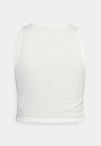 Camisola de alças branca canelada com decote redondo, design sem mangas e silhueta ajustada, apresentando uma textura suave e costuras mínimas.
