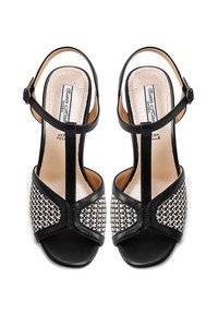 Sandali neri in pelle con tacco e design open-toe, dotati di fascia a T. Presentano decorazioni testurizzate in bianco e nero sui lati.