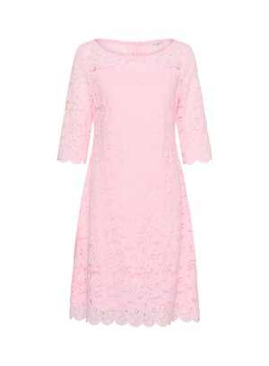 Vestido de encaje rosa hasta la rodilla, con mangas tres cuartos, bordes con ondas y escote redondo.