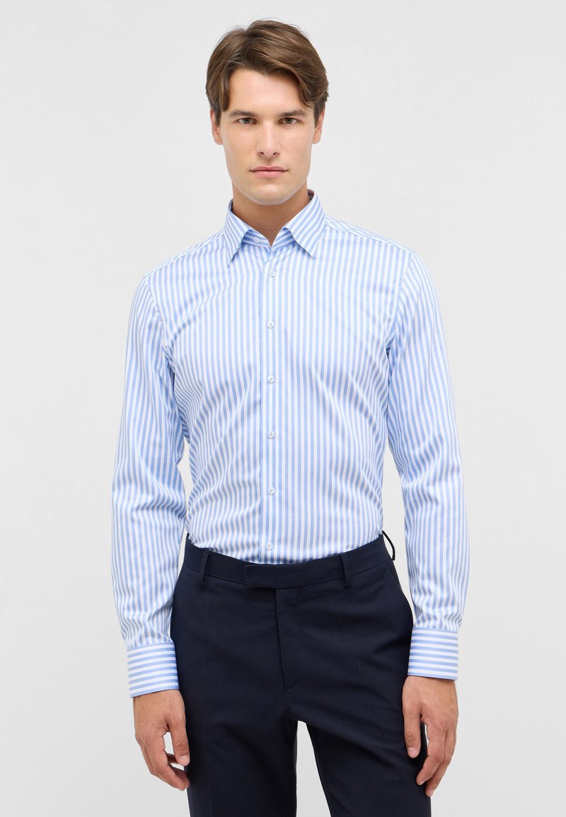 Blauw-wit gestreepte overhemden met lange mouwen, knoopsluiting aan de voorkant en contrasterende gestreepte manchetten. Gladde stof en op maat gemaakte pasvorm.