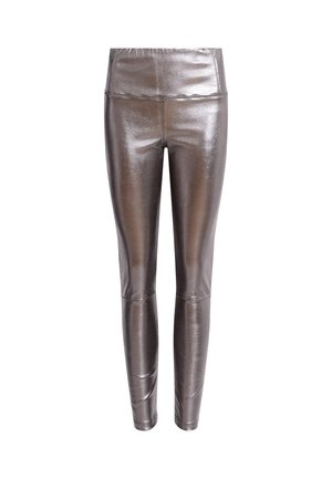 Leggings argent métallisé avec une texture lisse, dotés d'une taille élastique et d'un design ajusté.