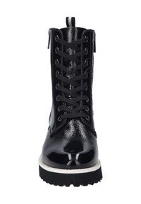 Czarne lakierowane botki za kostkę z przodem na sznurówki, detalem zamka błyskawicznego, teksturowanym wykończeniem oraz masywną gumową podeszwą z białym wykończeniem.