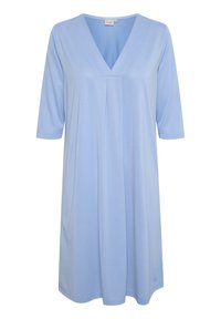Světle modré šaty do kolen vyrobené z měkké látky; mají výstřih do V a tříčtvrteční rukávy s volným střihem a jemným skládáním.