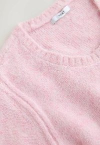 Lys rosa sweater lavet af tekstureret stof, med en rund hals og ribbet detaljering langs kraven og sømmene. Mærkeklistermærke synligt.
